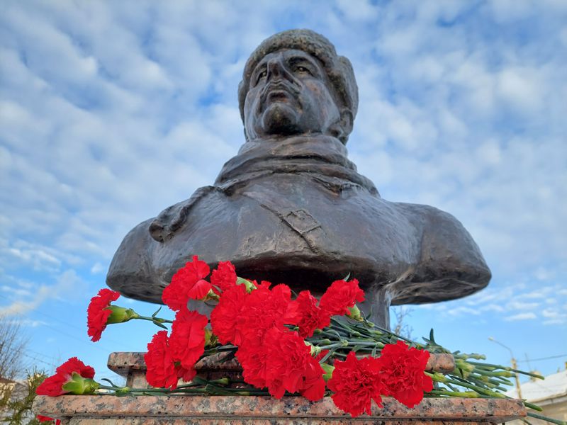 Торжественное возложение цветов к бюсту генерал-лейтенанта М.Г. Ефремова прошло в Тарусе в день рождения героя.