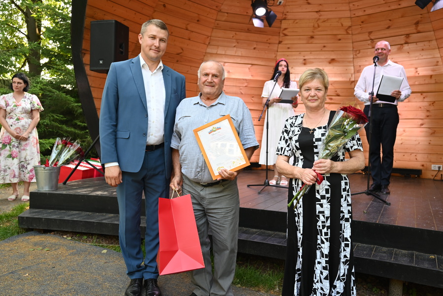 Поздравляем с днем семьи любви и верности.