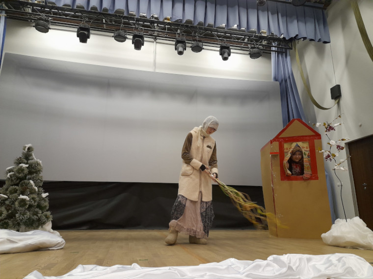 Театральная студия "Алый парус" представила на суд зрителей сказку "Морозко".