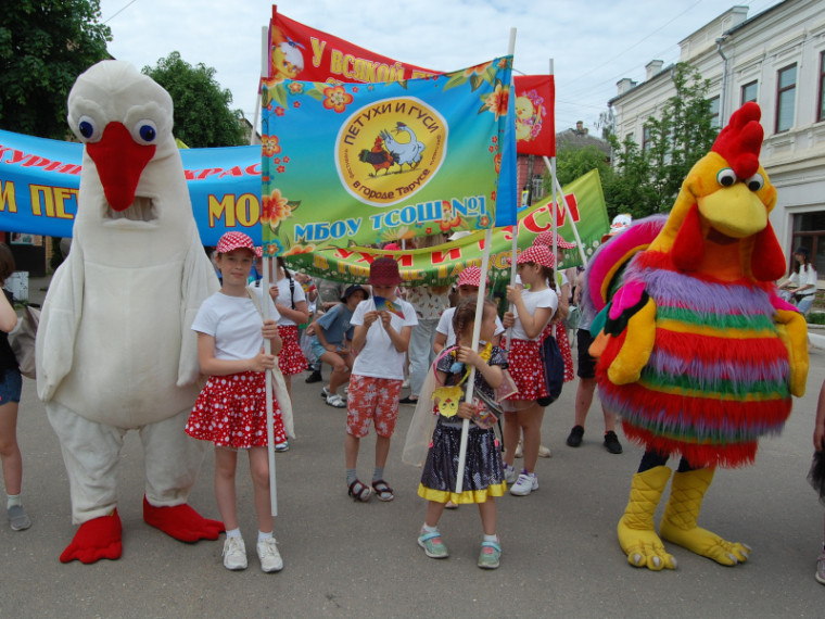 11 июня в Тарусе прошел 11-й детский фестиваль "Петухи и гуси в городе Тарусе".