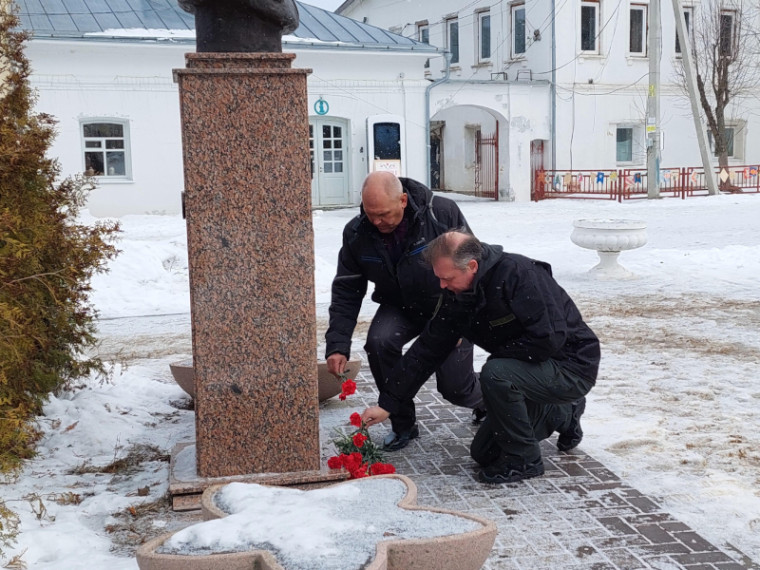 В Тарусе торжественно возложили цветы к бюсту генерал-лейтенанта М. Г. Ефремова..