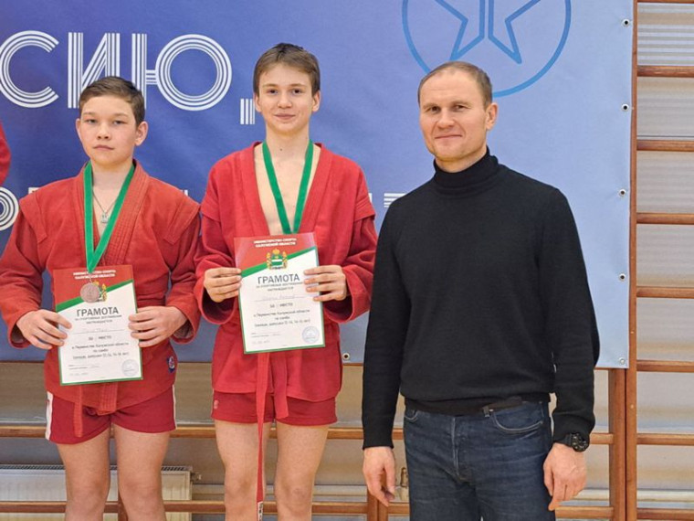 Четверка тарусских спортсменов – призеры областного первенства по самбо.