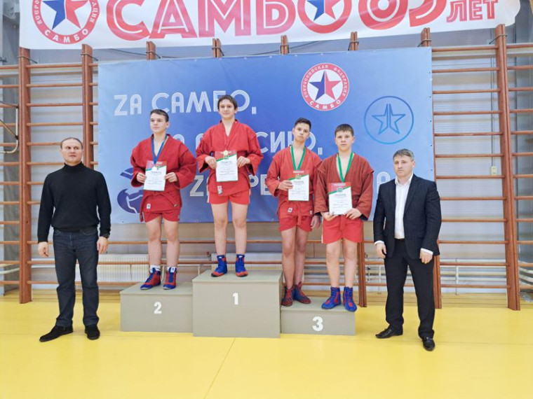 Четверка тарусских спортсменов – призеры областного первенства по самбо.